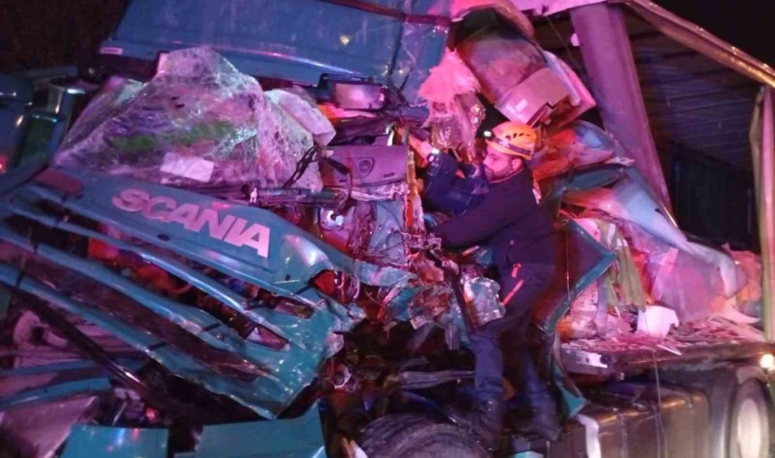 Rize’nin Pazar ilçesinde meydana gelen tır kazasında şoför sıkıştığı aracın