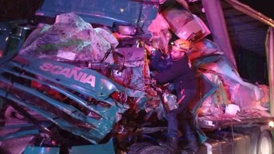 Rize’nin Pazar ilçesinde meydana gelen tır kazasında şoför sıkıştığı aracın