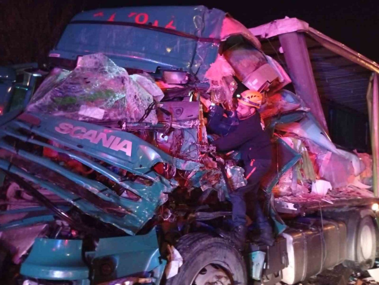 Rize’nin Pazar ilçesinde meydana gelen tır kazasında şoför sıkıştığı aracın