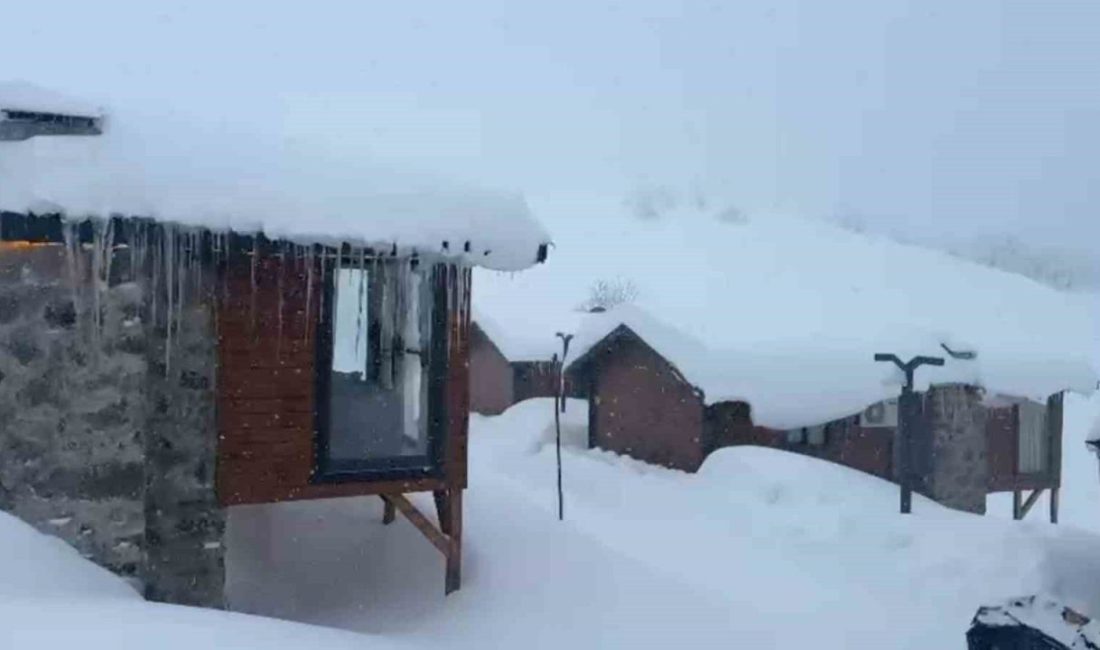 Rize’nin yüksek kesimlerinde dün akşam saatlerinde başlayan kar yağışı tepeleri