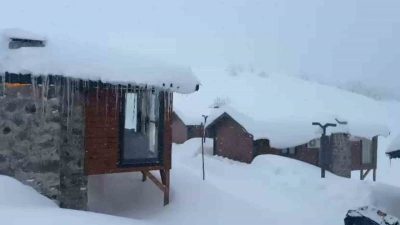 Rize’nin yüksek kesimlerinde dün akşam saatlerinde başlayan kar yağışı tepeleri