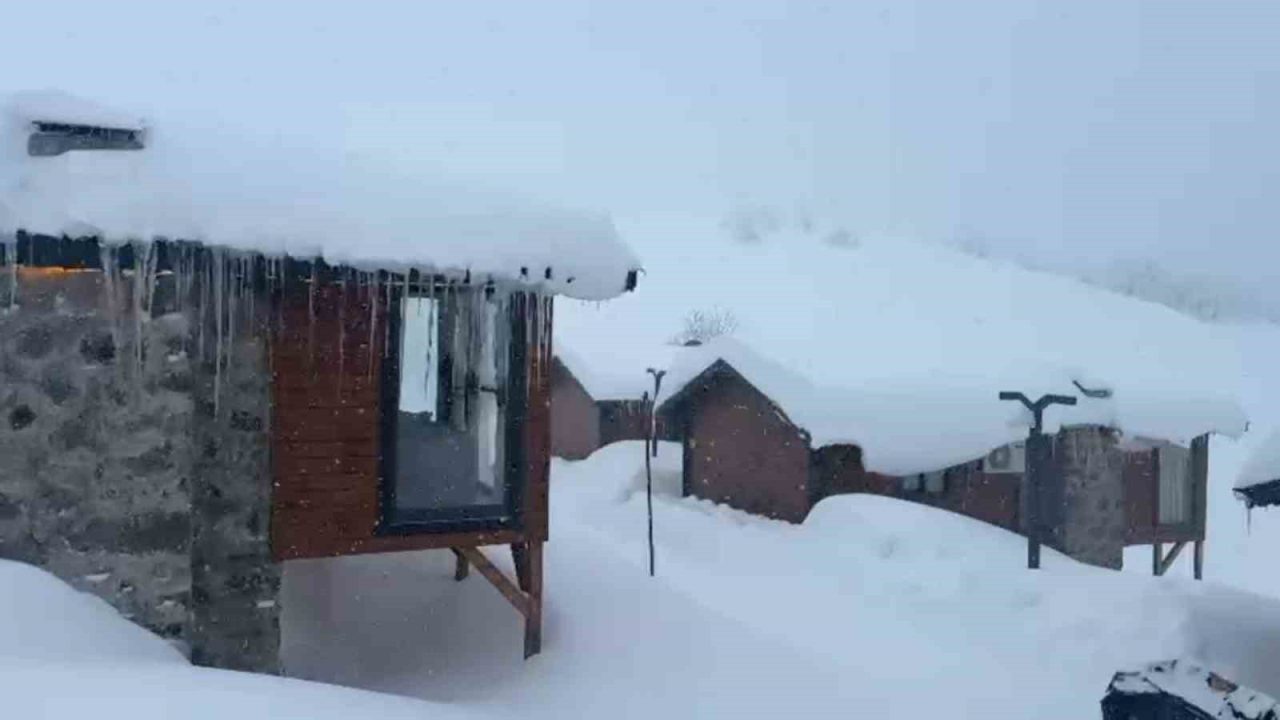 Rize’nin yüksek kesimlerinde dün akşam saatlerinde başlayan kar yağışı tepeleri