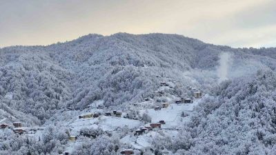 Rize’nin yüksek kesimlerinde etkili olan kar yağışı nedeniyle kar kalınlığı