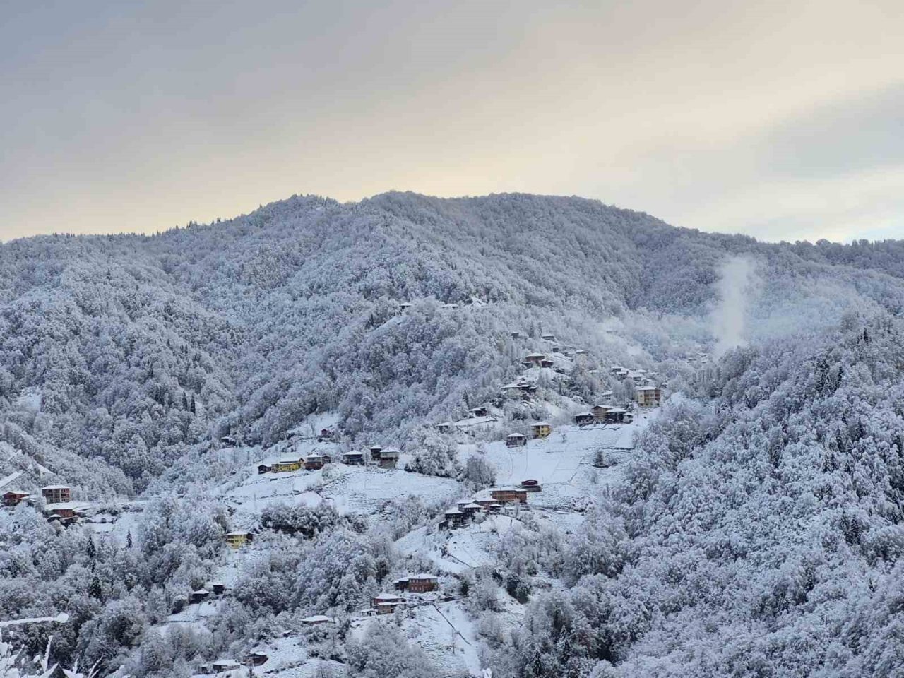 Rize’nin yüksek kesimlerinde etkili olan kar yağışı nedeniyle kar kalınlığı