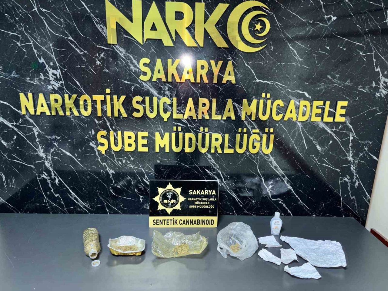 Sakarya’nın Adapazarı ve Erenler ilçelerinde polis ekiplerince yapılan 3 ayrı