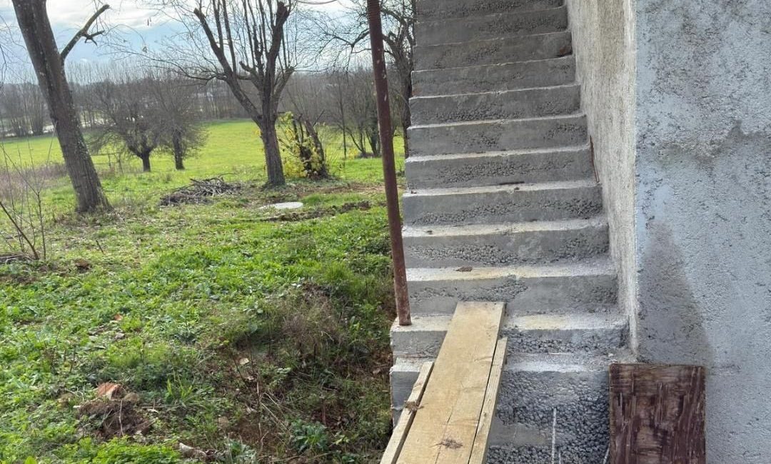 Sakarya’nın Kaynarca ilçesinde dengesini kaybederek evinin merdiveninden düşen şahıs yaralandı.