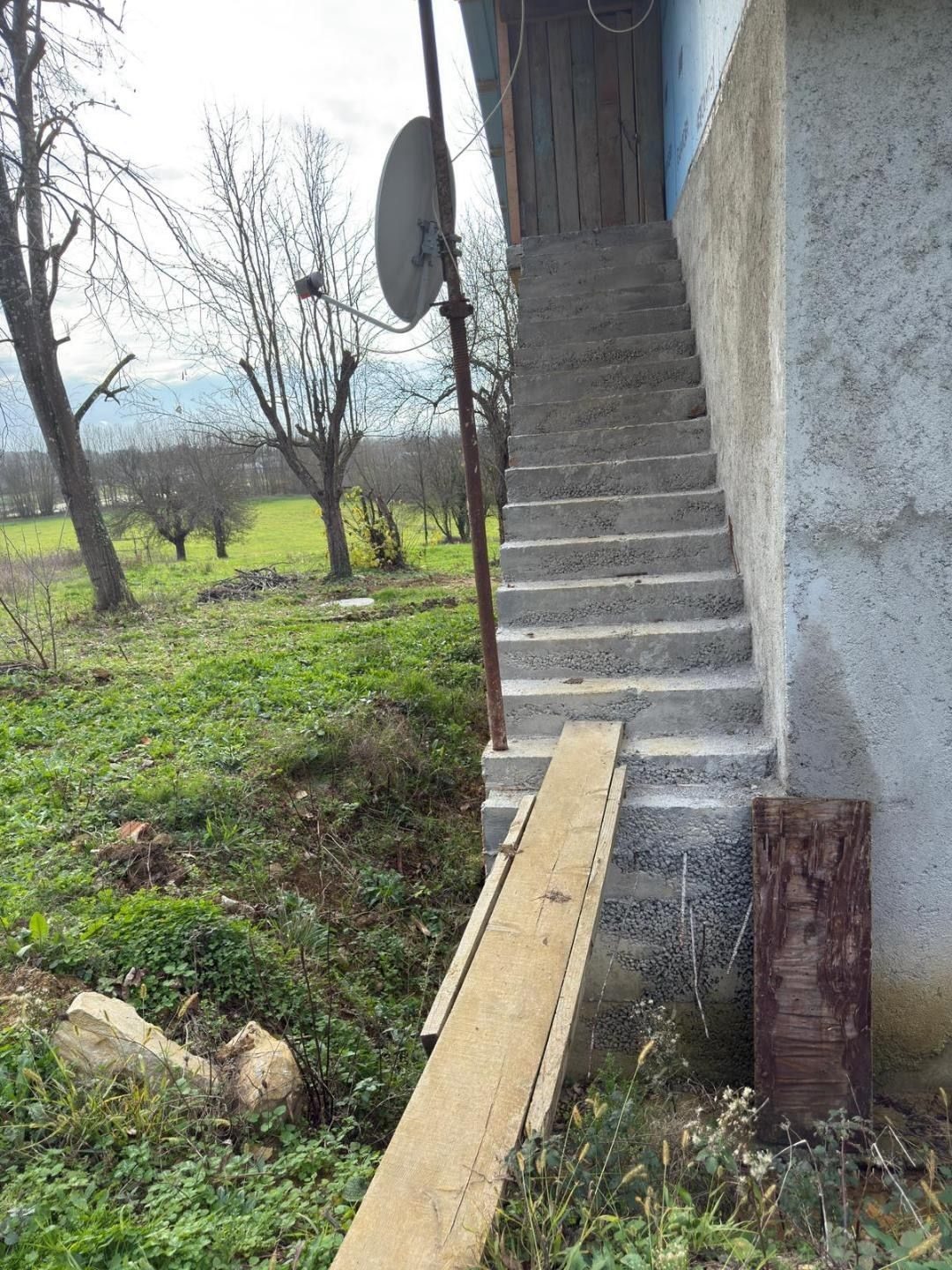 Sakarya’nın Kaynarca ilçesinde dengesini kaybederek evinin merdiveninden düşen şahıs yaralandı.