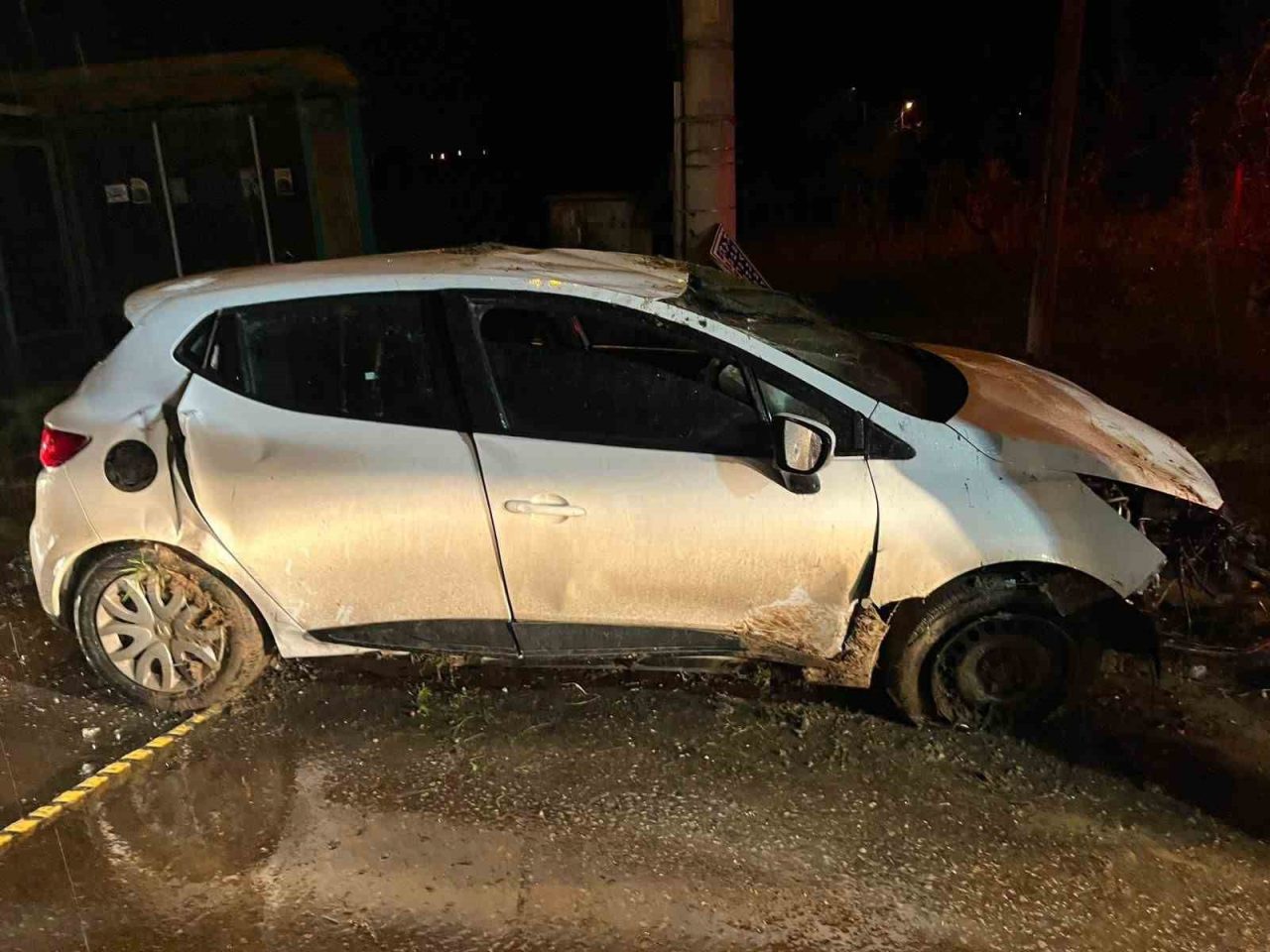 Sakarya’nın Kaynarca ilçesinde kontrolden çıkarak takla atan otomobilde sıkışan sürücü,