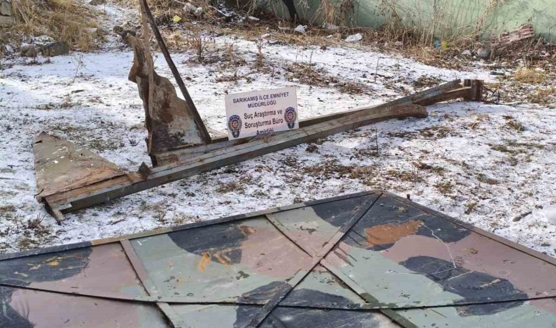 Sarıkamış’ta askeriyeden malzeme çalan 2 kişi malzemeleri araçla taşıdıkları sırada