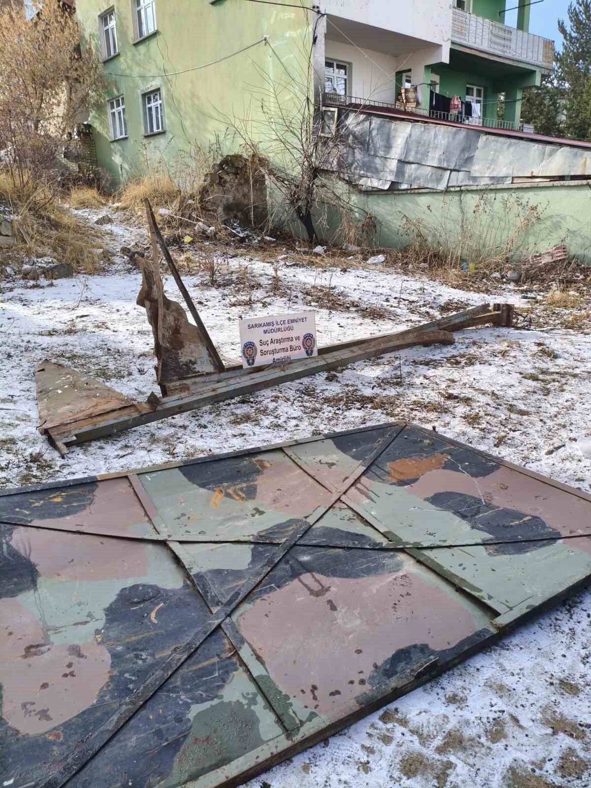 Sarıkamış’ta askeriyeden malzeme çalan 2 kişi malzemeleri araçla taşıdıkları sırada