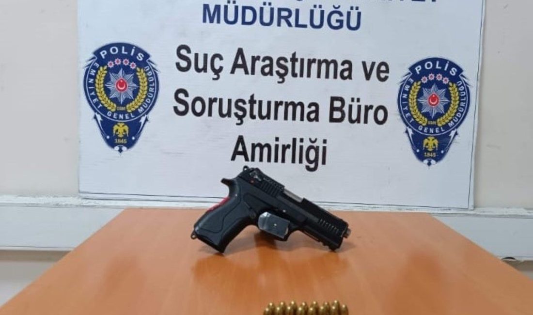 Sarıkamış’ta bir kişinin üzerinde silah yakalandı. Sarıkamış İlçe Emniyet Müdürlüğü