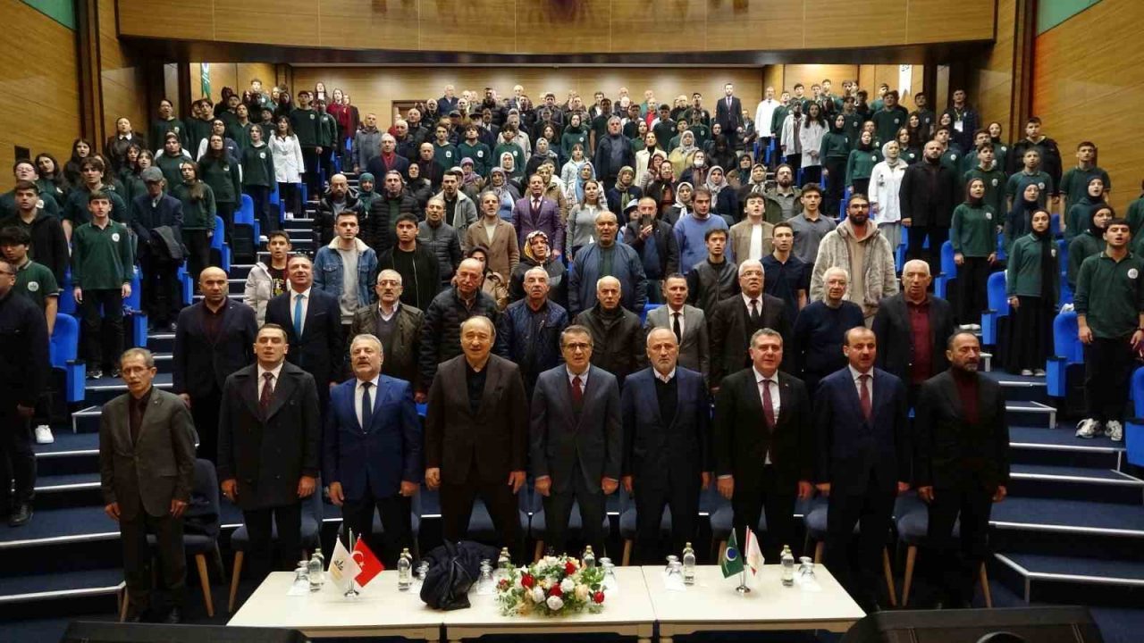 Trabzonspor’un eski futbolcusu ve teknik direktörlerinden Şenol Güneş, Trabzon’da bir