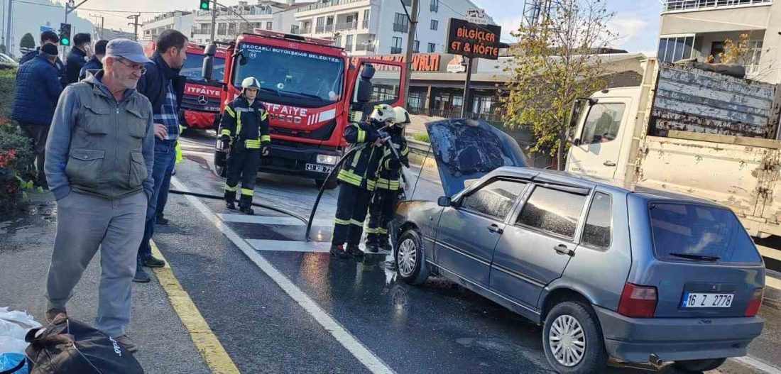 Kocaeli’nin Karamürsel ilçesinde seyir halindeki otomobilin ön kısmında bilinmeyen sebeple