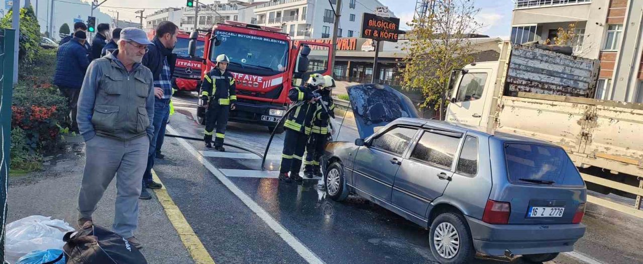 Kocaeli’nin Karamürsel ilçesinde seyir halindeki otomobilin ön kısmında bilinmeyen sebeple