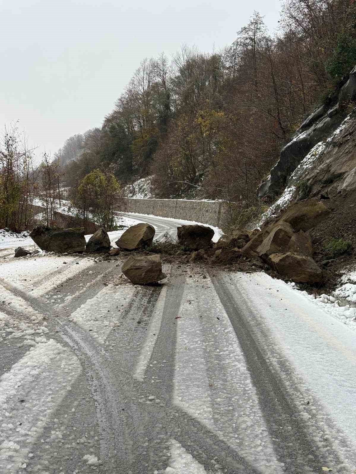 Sinop’un Türkeli ilçesinde, Düzler-Celaller (Gökçealan-Çatak) grup yolu üzerinde heyelan meydana