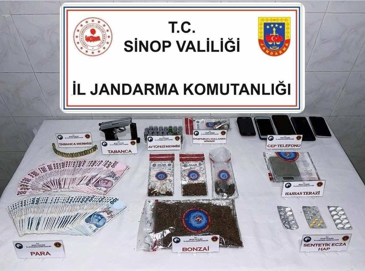 Sinop İl Jandarma Komutanlığı ekiplerinin Durağan ilçesinde düzenlediği operasyonda uyuşturu