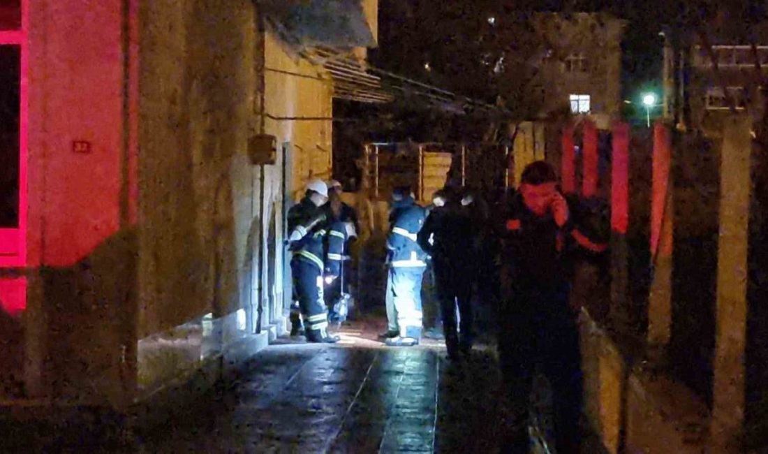 Sinop’ta bir binanın kömürlüğünde çıkan yangın, itfaiye ekiplerinin müdahalesiyle kontrol