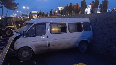 Sinop’un Boyabat ilçesinde servis minibüsü ile otomobilin çarpıştığı kazada 1