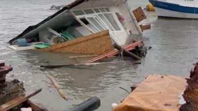 Sinop’un Türkeli ilçesinde etkili olan şiddetli fırtına, dev dalgaların oluşmasına