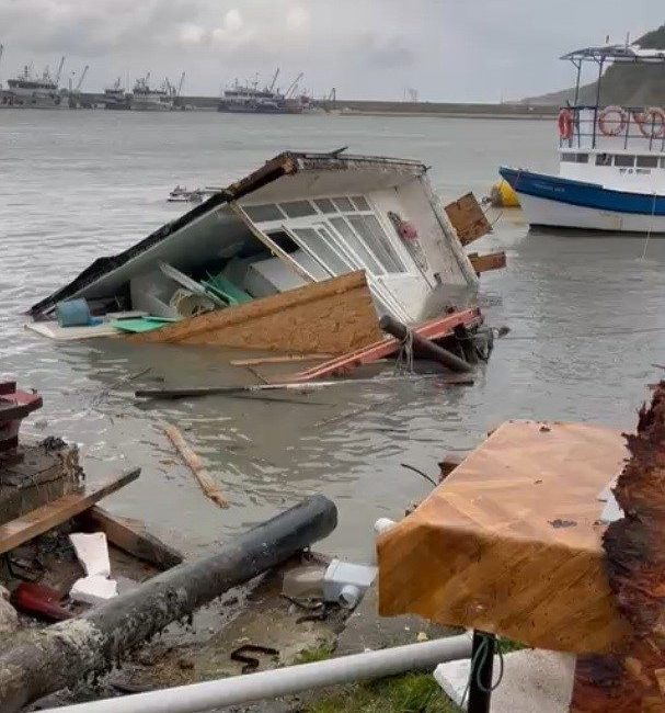 Sinop’un Türkeli ilçesinde etkili olan şiddetli fırtına, dev dalgaların oluşmasına