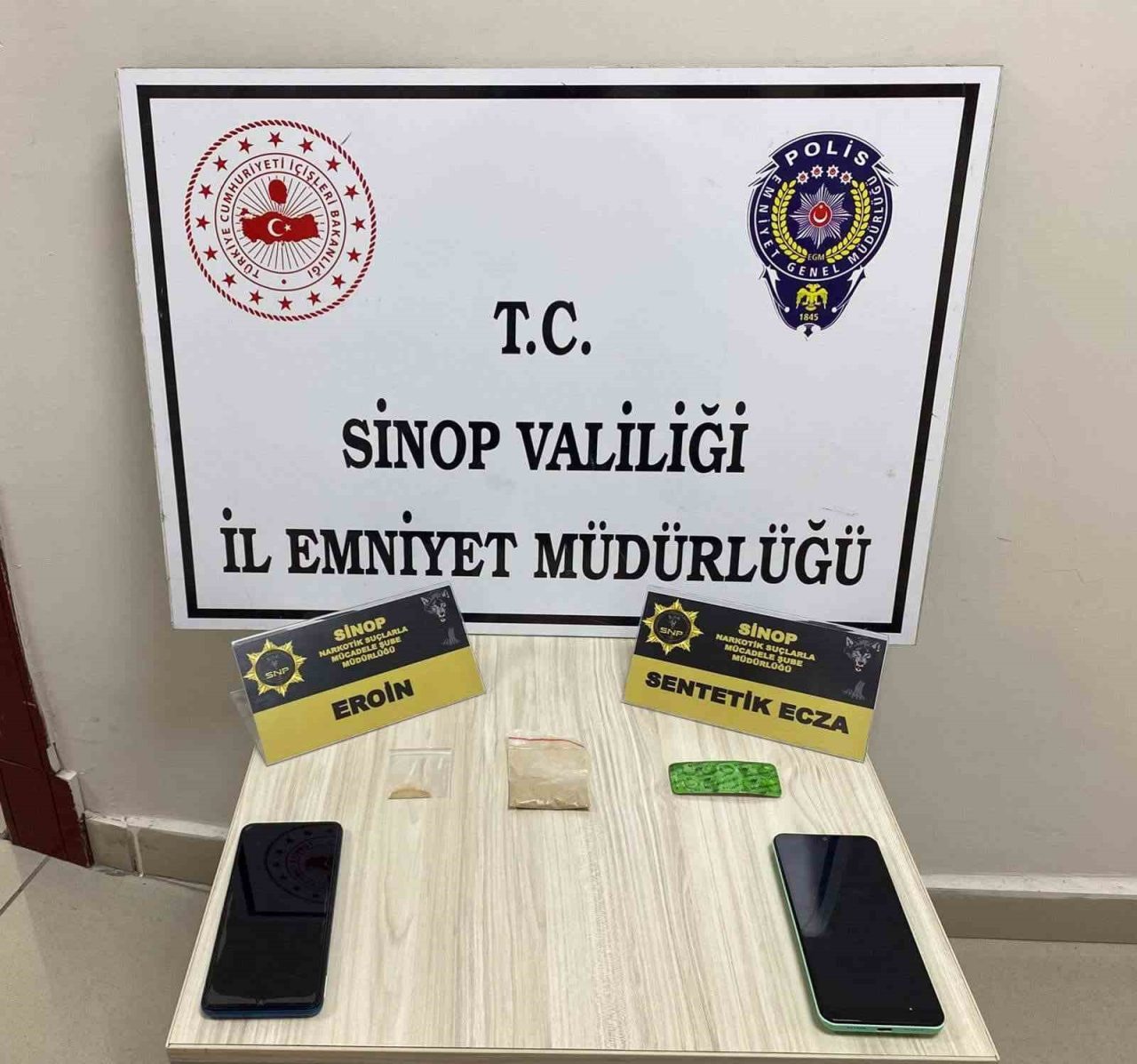 Sinop’ta narkotik ekiplerinin düzenlediği operasyonlarda eroin, bonzai hammaddesi, skunk ve