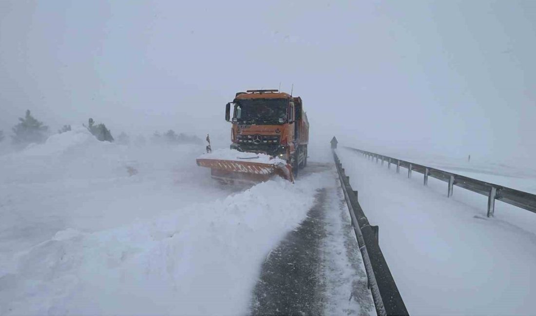 Sivas’ta etkili olan tipi ve kar yağışı hayatı felç etti.