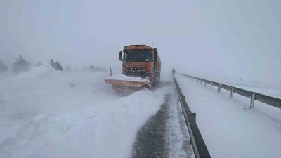 Sivas’ta etkili olan tipi ve kar yağışı hayatı felç etti.