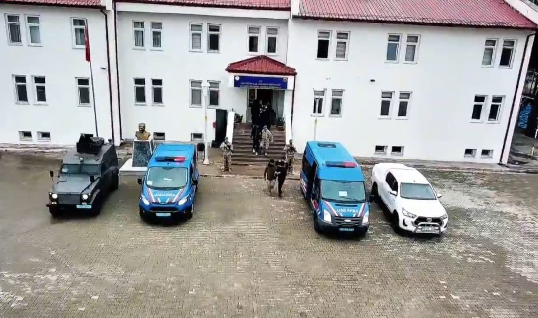 Sivas’ta jandarma tarafından durdurulan bir minibüste 10 kaçak göçmen yakalandı.