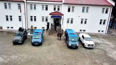 Sivas’ta jandarma tarafından durdurulan bir minibüste 10 kaçak göçmen yakalandı.