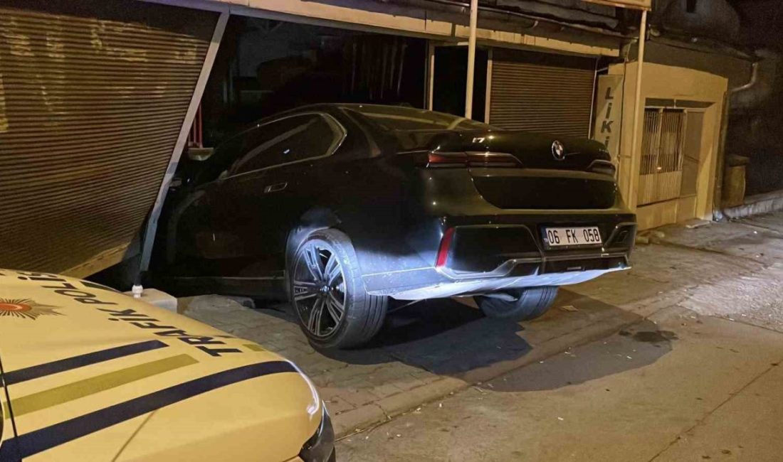 Sivas’ta kadın sürücünün fren yerine gaza bastığı iddia edilen otomobil,