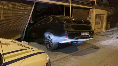 Sivas’ta kadın sürücünün fren yerine gaza bastığı iddia edilen otomobil,