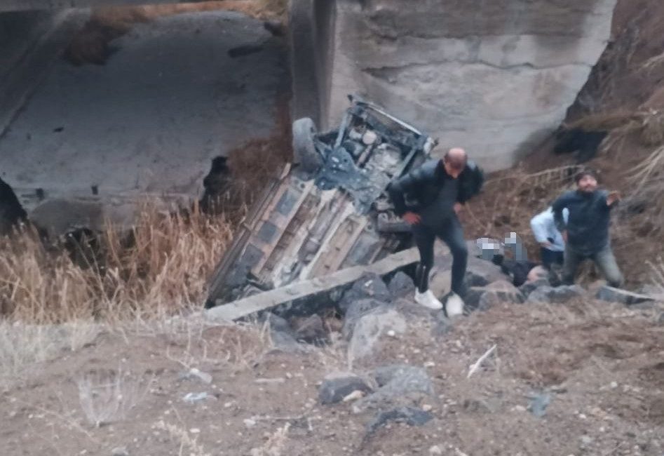Sivas-Malatya karayolunda kontrolden çıkan aracın köprü altına düşmesi sonucu 1