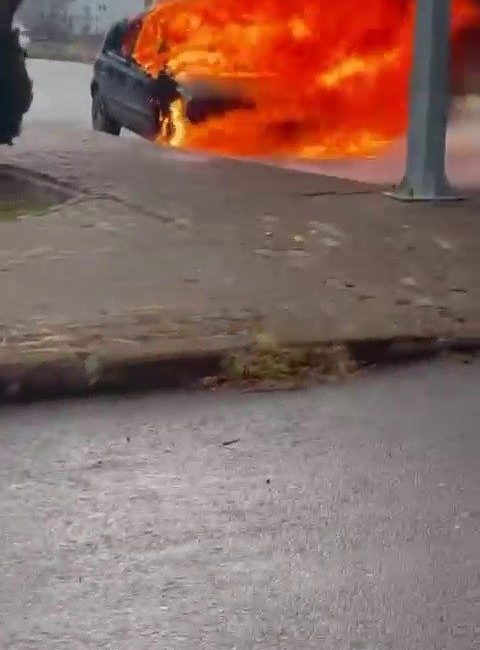 Sivas’ta bir aracın motor kısmından çıkan yangın, aracı adeta alev