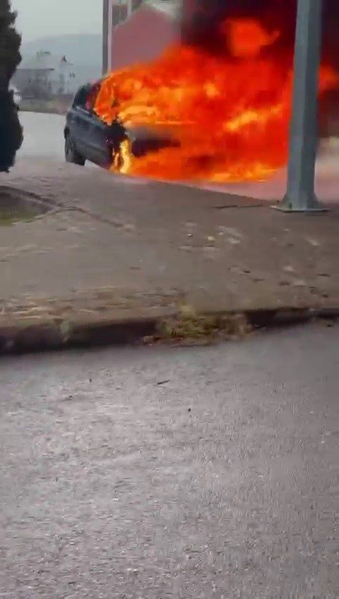 Sivas’ta bir aracın motor kısmından çıkan yangın, aracı adeta alev