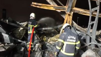 Kırıkkale’de bir kimya fabrikasında çıkan yangına Sivas’tan giden ekipler, söndürme