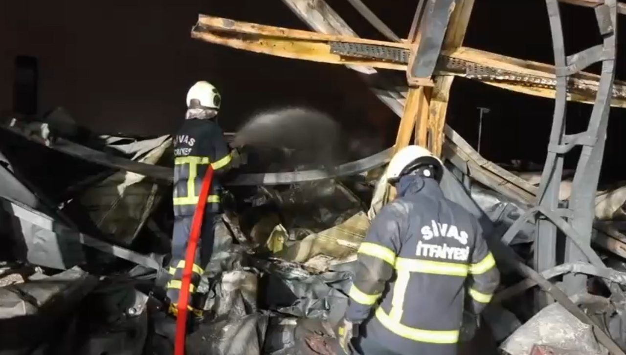 Kırıkkale’de bir kimya fabrikasında çıkan yangına Sivas’tan giden ekipler, söndürme