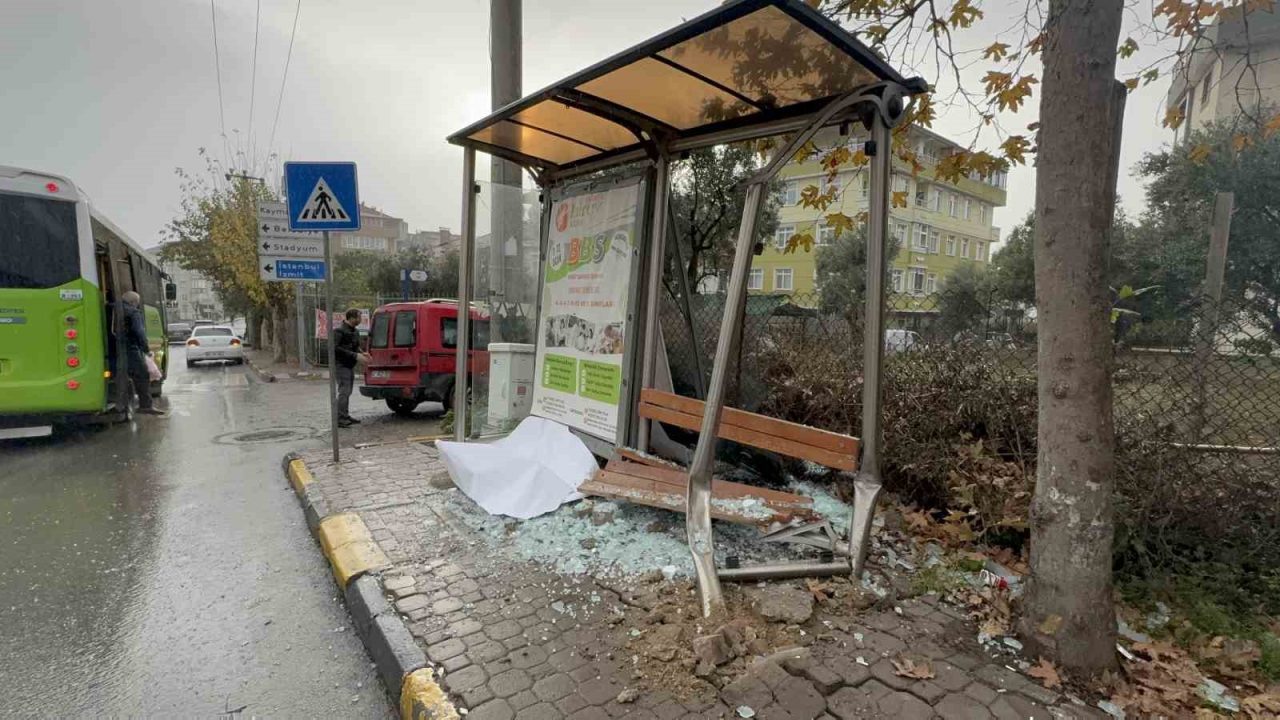 Kocaeli’nin Darıca ilçesinde park halindeyken hareket eden hafif ticari araç