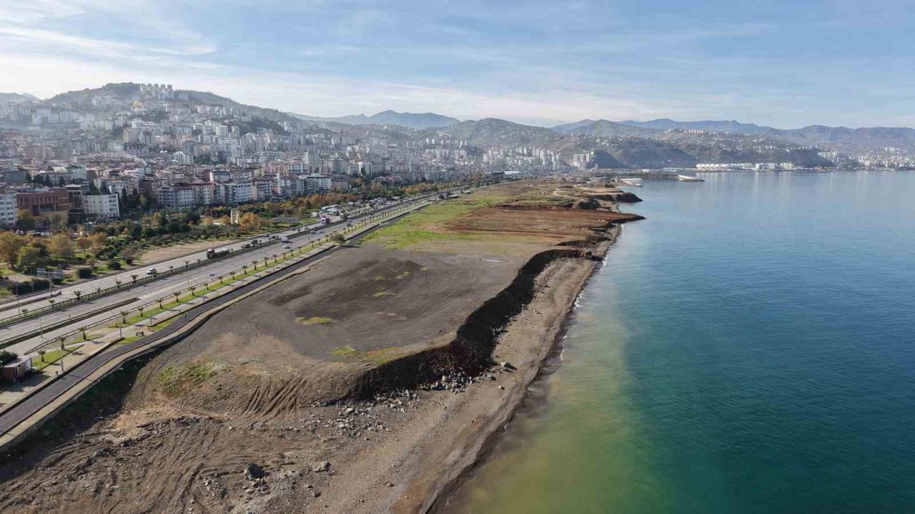 Trabzon Büyükşehir Belediye Başkanı Ahmet Metin Genç, Uzunkum’un hem yerel