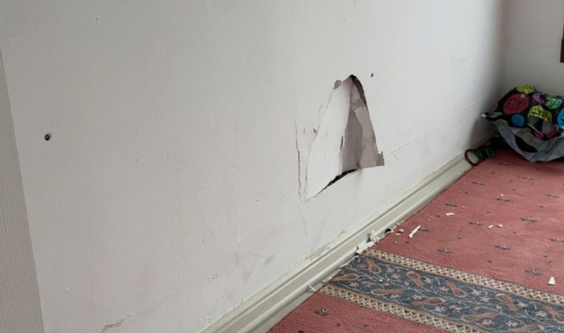 Amasya’nın Taşova ilçesinde millet bahçesinde hizmete sunulan mescit duvarının tahrip