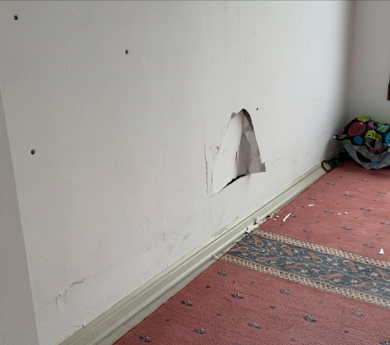 Amasya’nın Taşova ilçesinde millet bahçesinde hizmete sunulan mescit duvarının tahrip