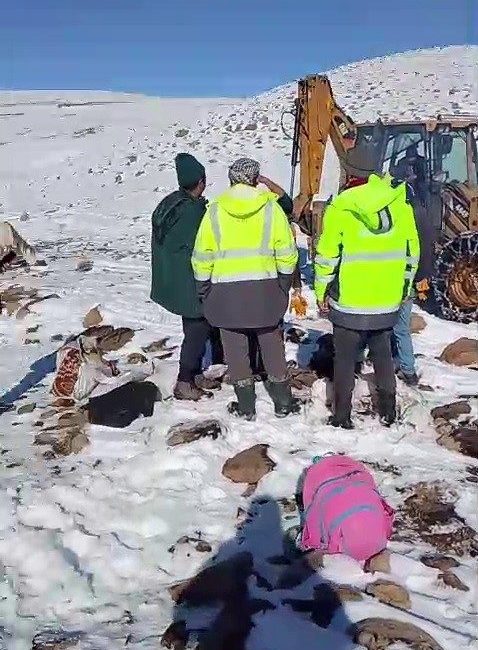 Erzurum Büyükşehir Belediyesi ESKİ ekipleri ağır kış şartları altında vatandaşların