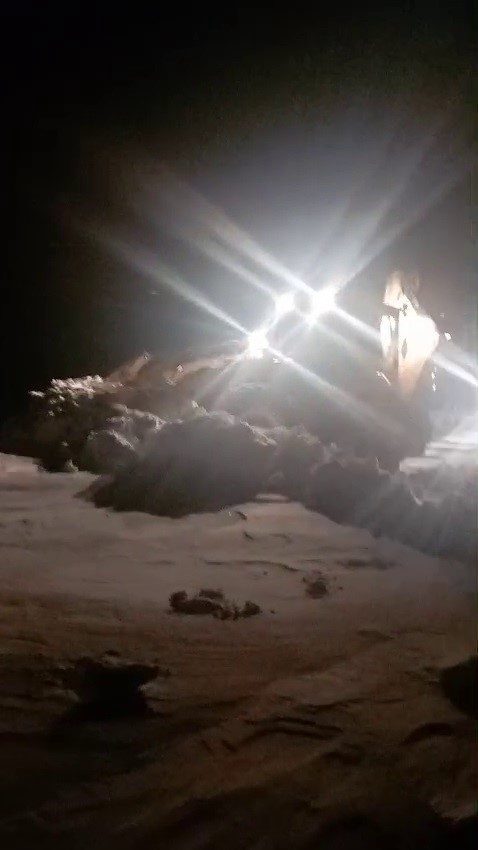 Erzurum’un Tekman ilçesinde etkili olan yoğun kar yağışı sonrası çok