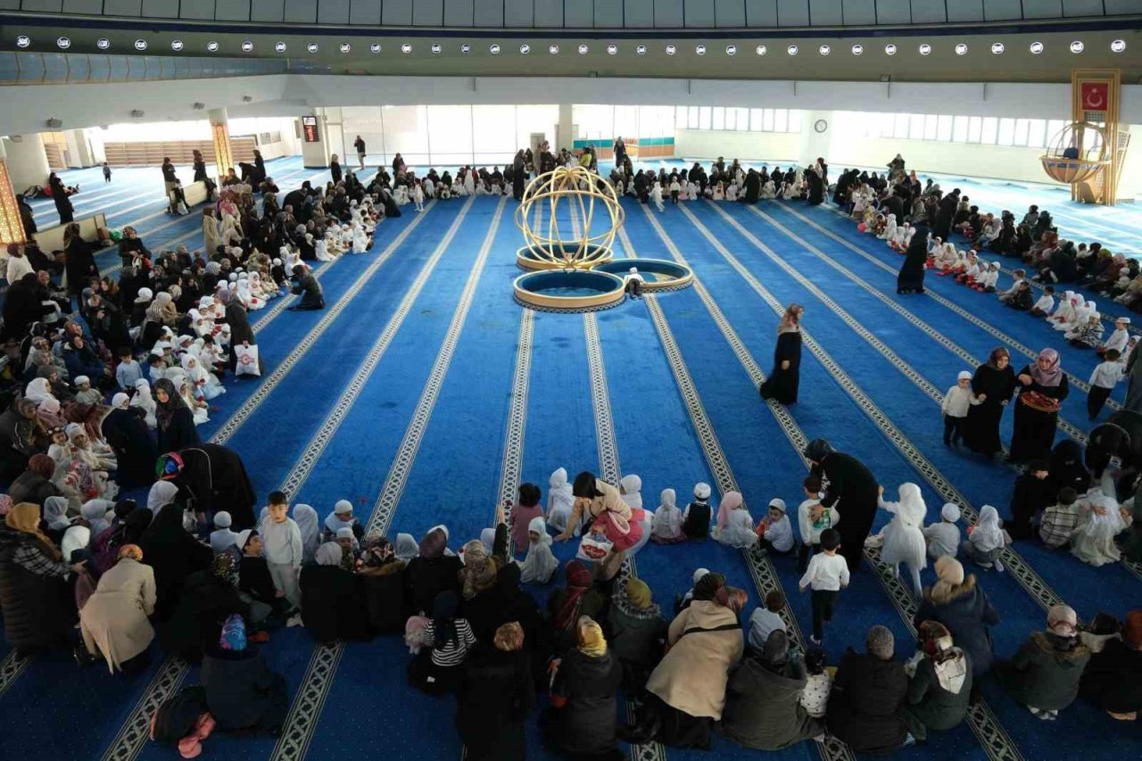 Erzincan’ın sembol ibadethanelerinden Terzibaba Camii, anlamlı bir şenliğe ev sahipliği