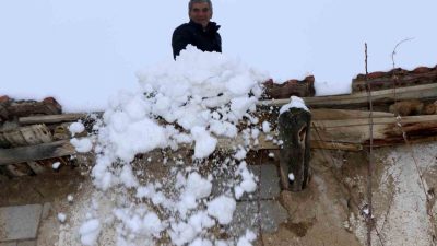 Erzincan’ın etkili olan kar yağışıyla birlikte toprak damlı evlerde yaşayan