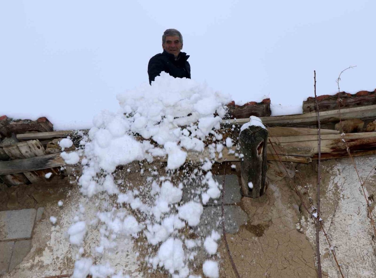 Erzincan’ın etkili olan kar yağışıyla birlikte toprak damlı evlerde yaşayan