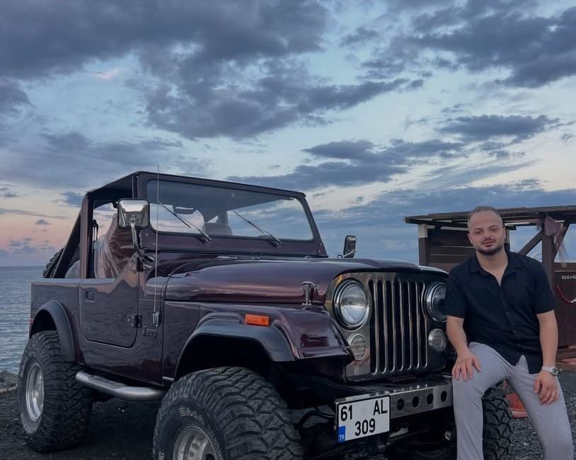 Trabzon’un Akçaabat ilçesinde çalıntı araç sürücüsü kırmızı ışıkta duran motosikletli