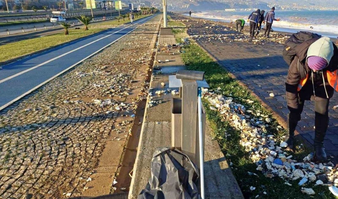 Trabzon’da etkili olan şiddetli fırtınanın ardından Ayasofya sahilinde biriken atıklar