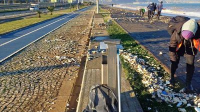Trabzon’da etkili olan şiddetli fırtınanın ardından Ayasofya sahilinde biriken atıklar
