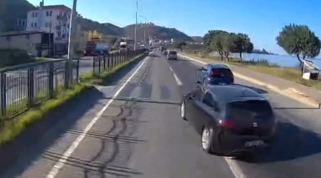 Trabzon’un Araklı ilçesinde kazaya davetiye çıkartan Araklı-Bayburt yolu ile Karadeniz