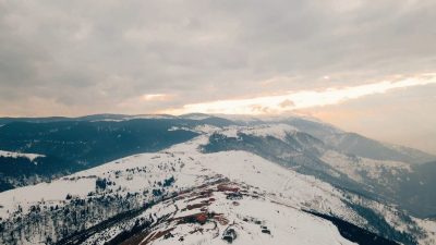 Trabzon’un Akçaabat ilçesine bağlı Taşlıoba Yaylası, etkili olan kar yağışının
